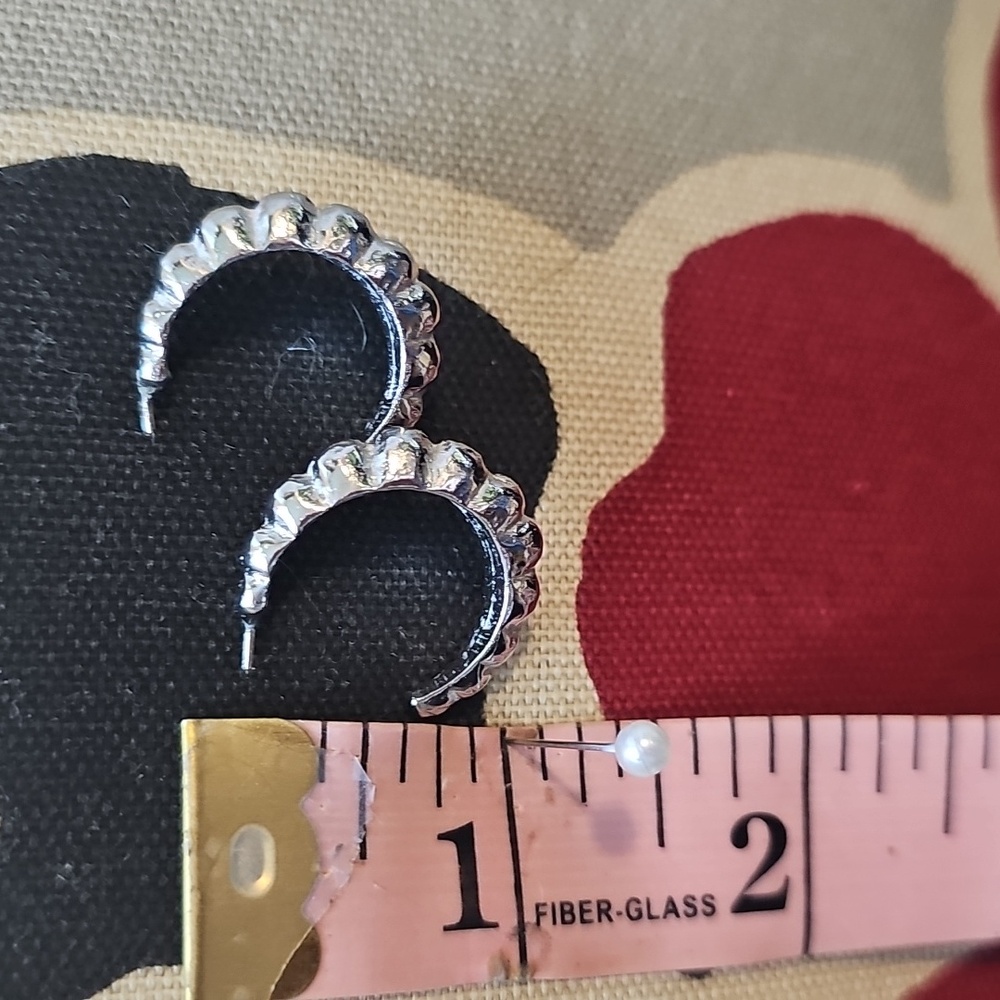 Silver Scalloped 1-Inch Hoop Earrings - Picture 3 of 8